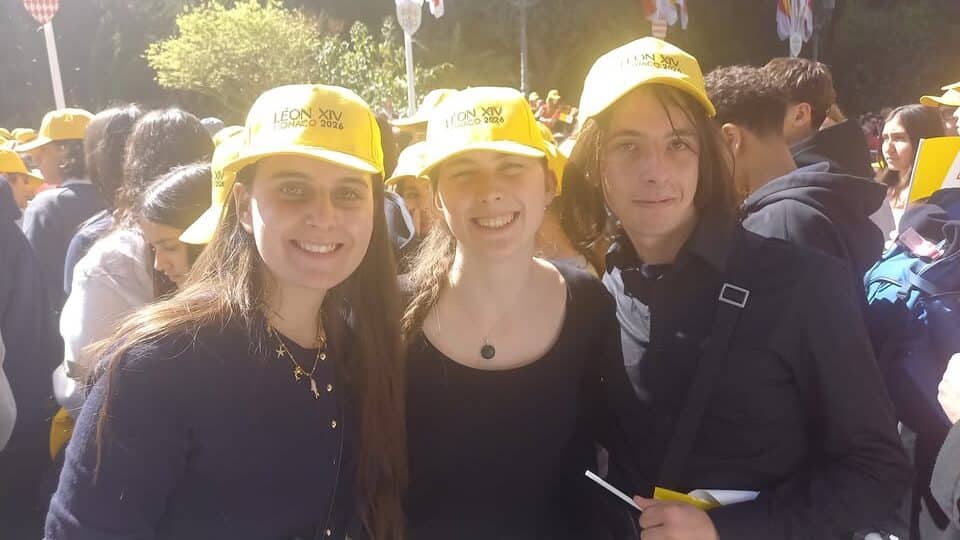 trois adolescents qui posent à l'église au depart du pape