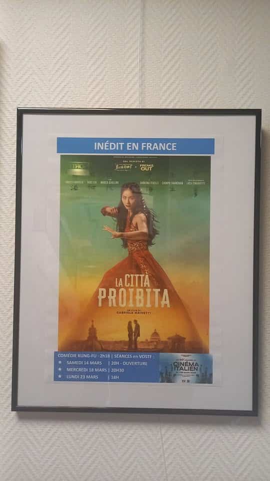 affiche film lancement dans un cadre sur le mur