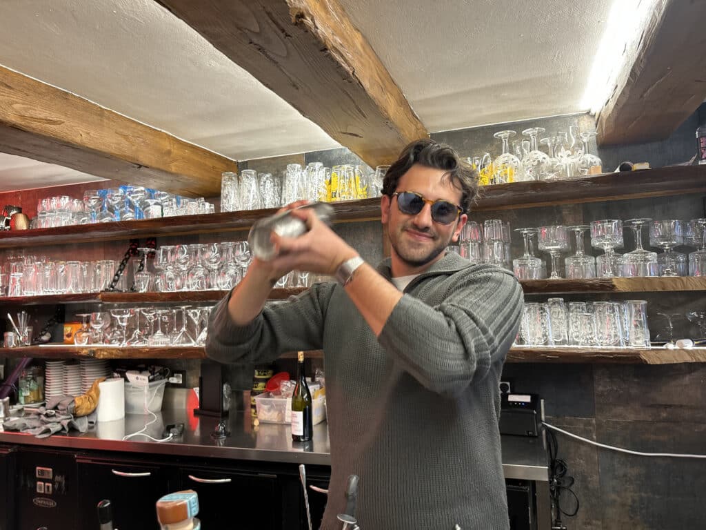 le barman du Barbacane en pleine préparation d'un cocktail