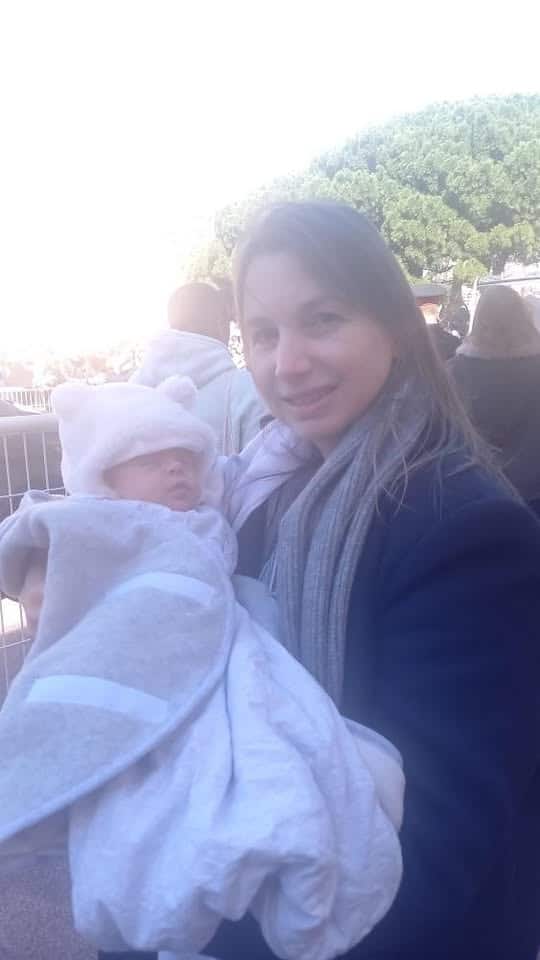 une femme vient de faire benir son bébé par le pape place du palais