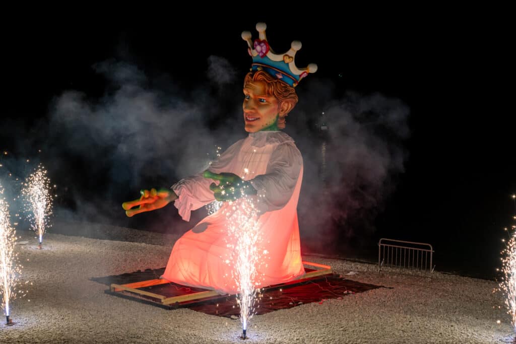 Le roi du carnaval de Nice dans la nuit avant d'être incendié.