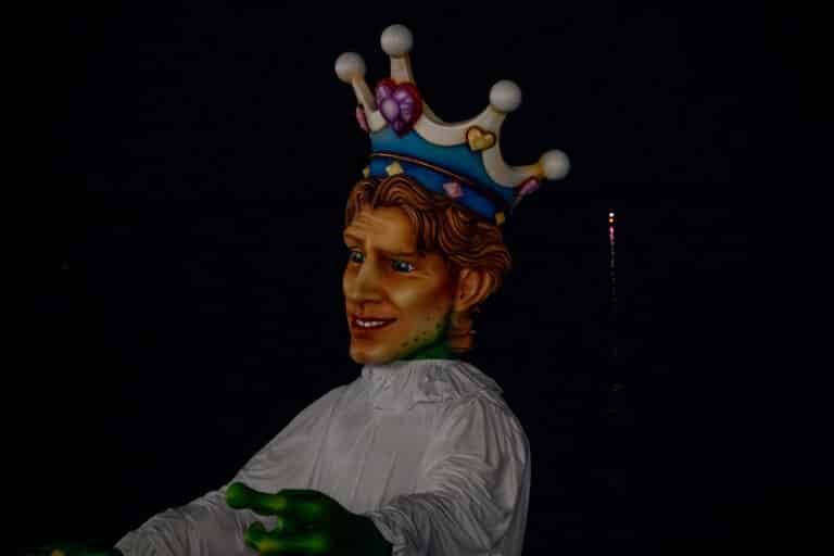 Le roi du carnaval de Nice dans la nuit avant d'être incendié.