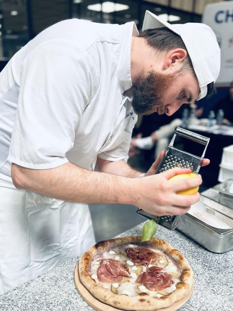 Un pizzaiolo prépare sa pizza pour les qualifications du championnat de France de Pizza.