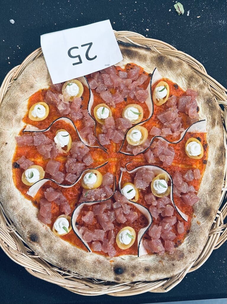 Une pizza graphique avec une base tomate.