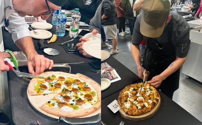 Deux participants aux qualifications du championnat de France de Pizza à Nice en train de découper leurs pizzas bien garnies.