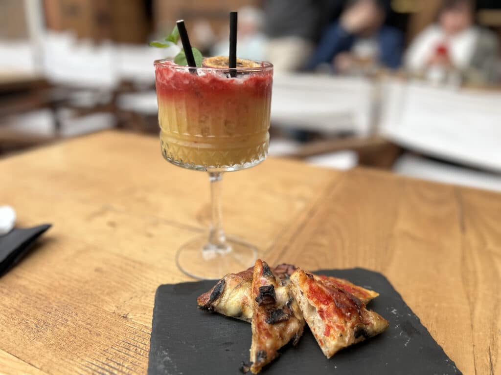 un cocktail sans alcool et une petite assiette de tapas