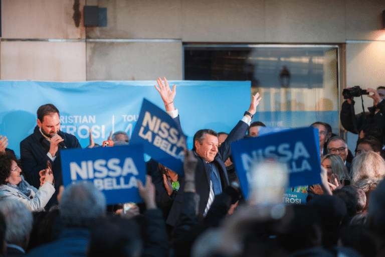 Christian Estrosi leve les bras à son arrivée sur scène pour son dernier meeting avant les urnes dimanche