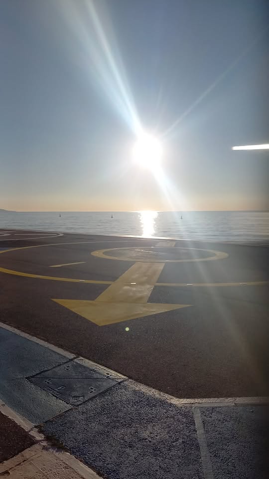 tarmac de l'heliport de monaco au levé de soleil en attendant que le pape se pose