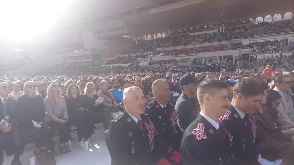 carabiniers de monaco qui écoutent attentivement le pape au stade