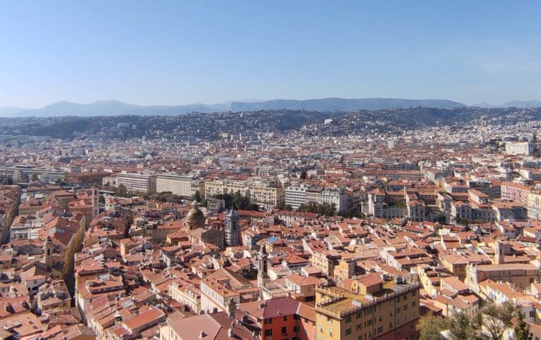 Une photo des immeubles depuis la colline du château de Nice.