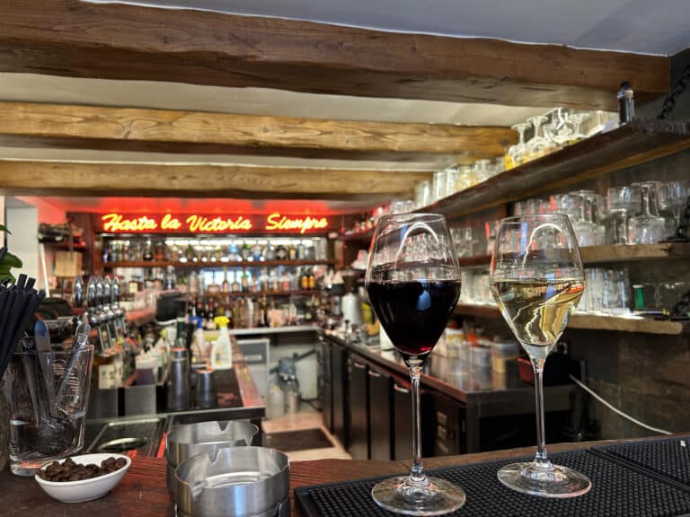 intérieur du bar Barbacane a Nice