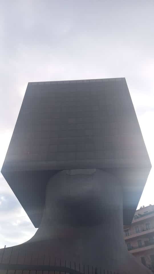 la tête au carré vu en contre plongée