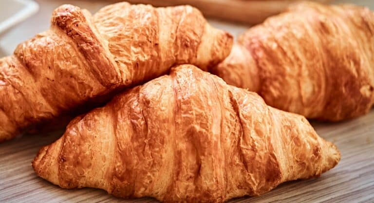 Les croissants disposés les uns sur les autres.