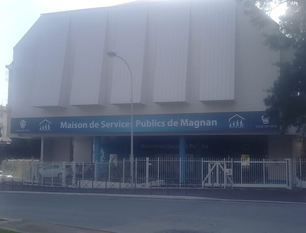 La devanture de la maison des services publics dans le quartier magnan de Nice. C'est un grand bâtiment blanc avec un bandeau bleu.