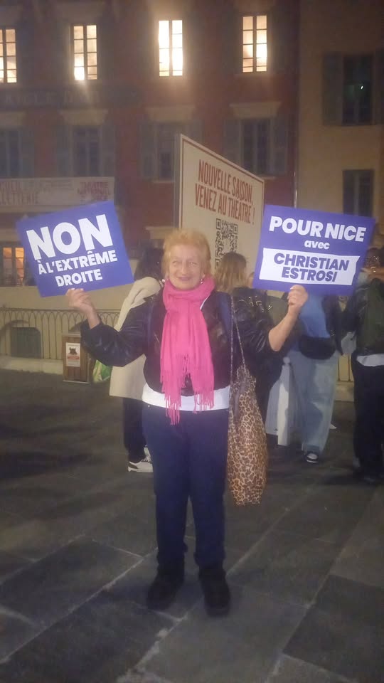 militante qui brandit ces deux pancartes pour estrosi