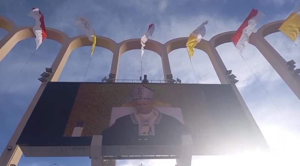 pape qui preche la bonne parole sur ecrand géant au stade