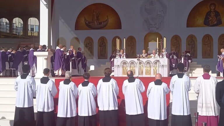 autel de la messe qui reçoit le pape et ses fideles au stade louis II