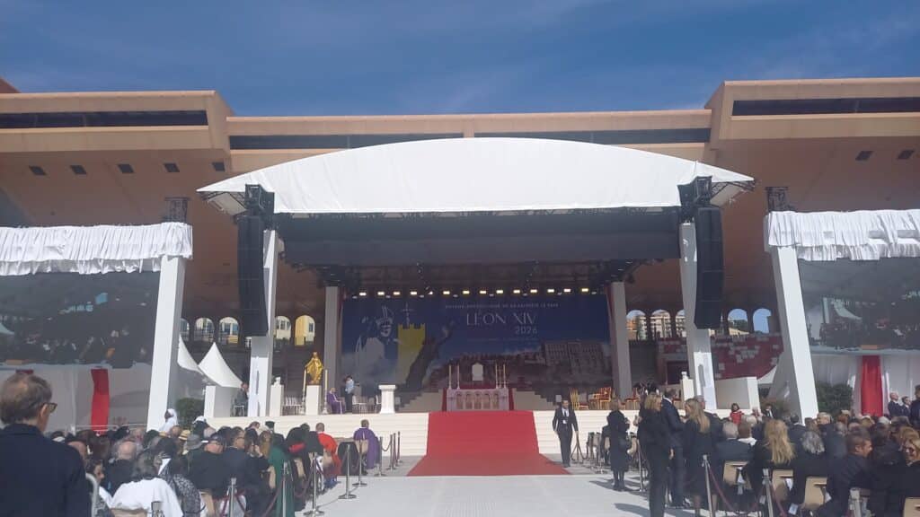 autel de la messe pret à recevoir le pape au stade louis II