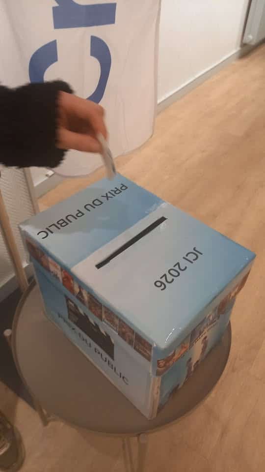 urne pour voter à la sortie de la salle de ciné