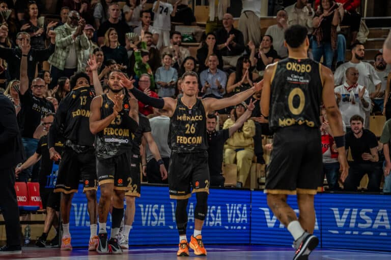 Trois joueurs de la Roca Team qui se félicitent.