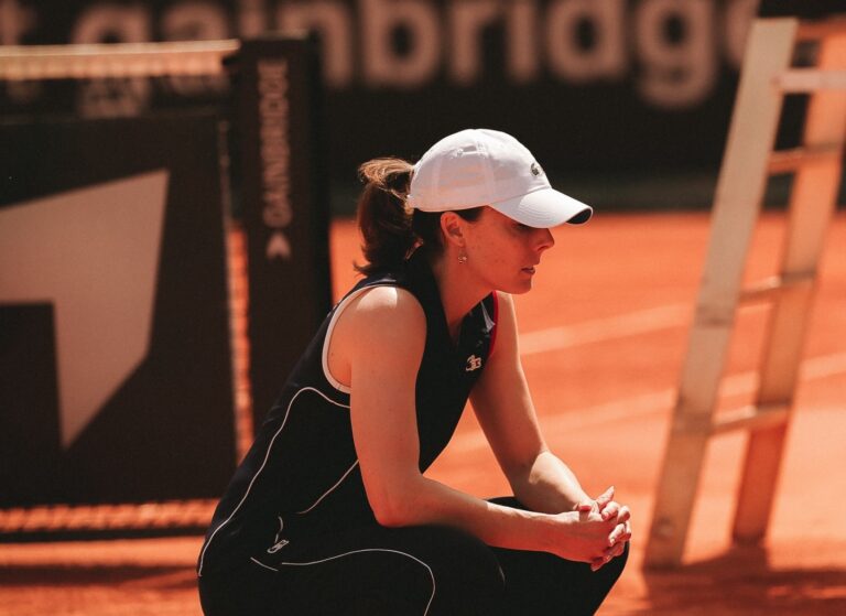 La Capitaine de l'équipe de France de BJK Cup Alizé Cornet parle avec une joueuse sur le court.