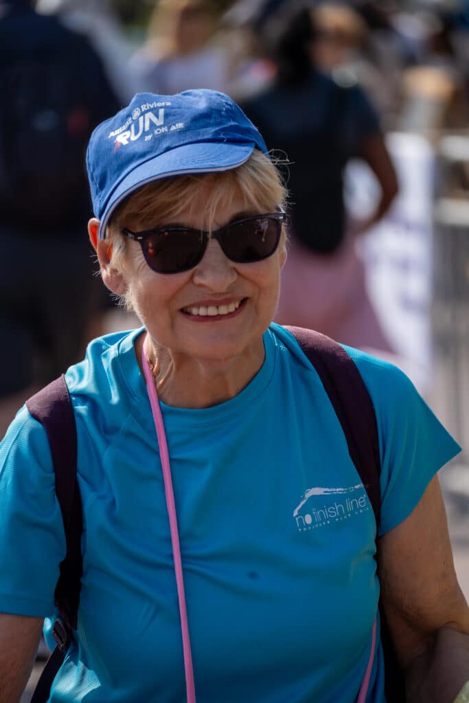 Une bénévole de la No Finish Line 2026 de Nice habillée en bleu.