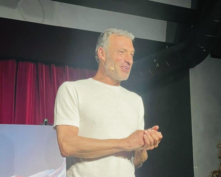 Le champion de Karaté niçois, Christophe Pinna en tee-shirt blanc sur scène pour son one man show C'est tout sauf anecdotique