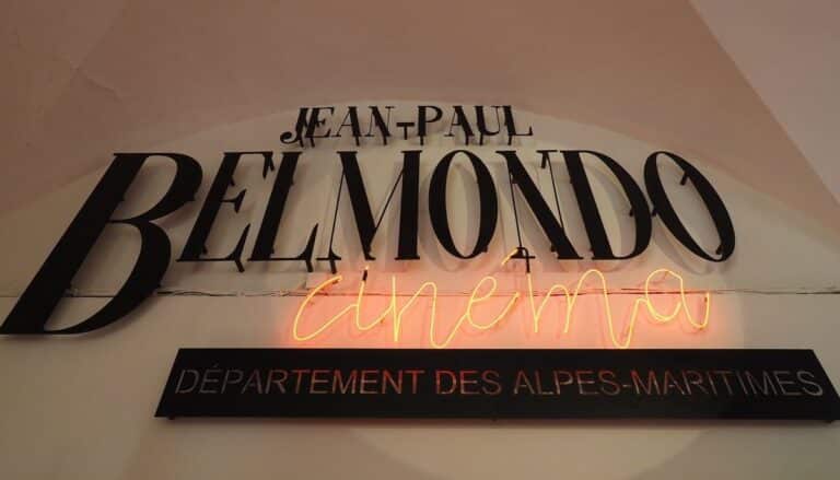 La devanture du cinéma Jean-Paul Belmondo de Nice dans un coin de la place Garibaldi écrit en noir.