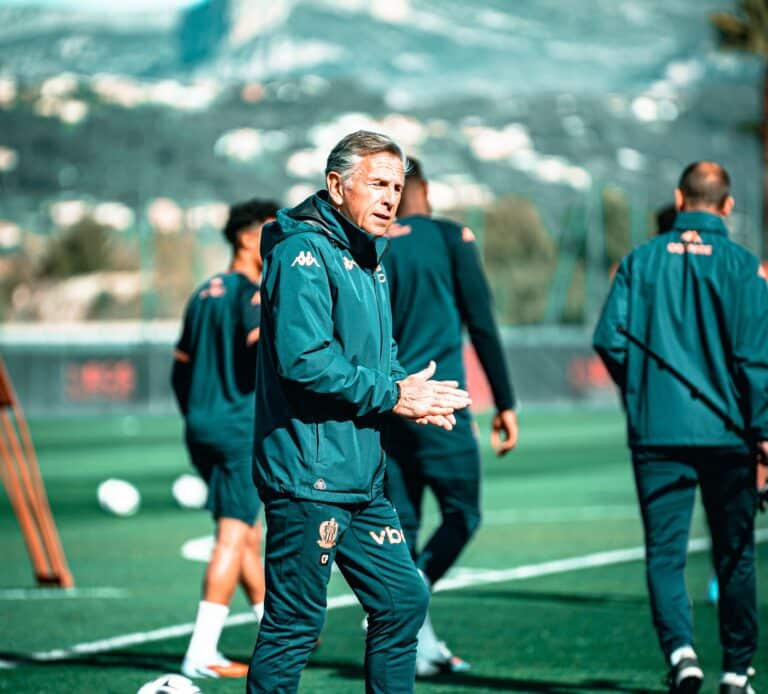L'entraineur de l'OGC Nice Claude Puel donne ses consignes avant le début de l’entrainement.