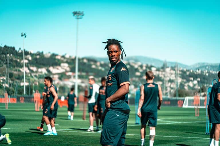 Le joueur de l'OGC Nice Elye Wahi à l'entrainement avec la tenue bleu.