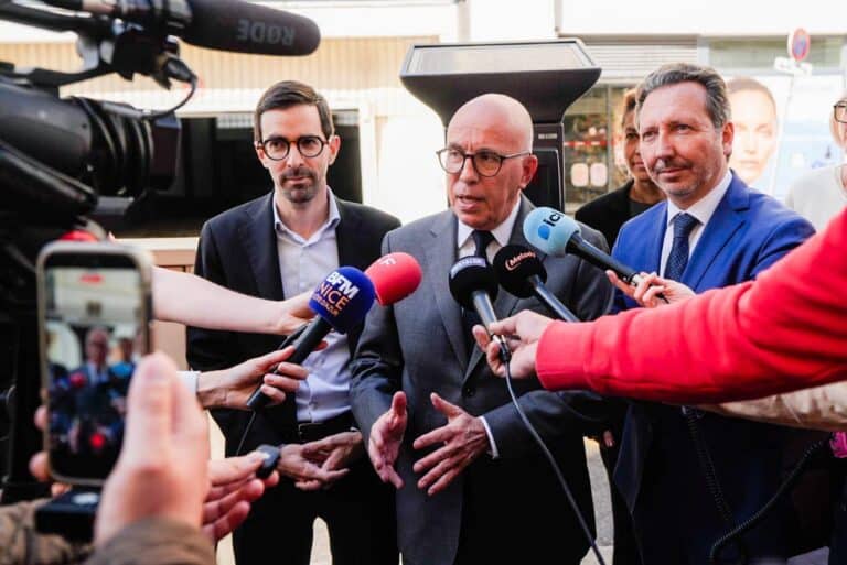 Le maire de Nice Eric Ciotti répond aux questions des journalistes avec de nombreux micros tendus.