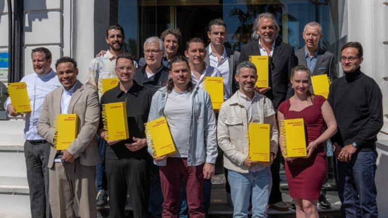 Les récompensés par le célèbre guide culinaire Gault&Millau sur les marches du Negresco avec le guide jaune dans les mains.