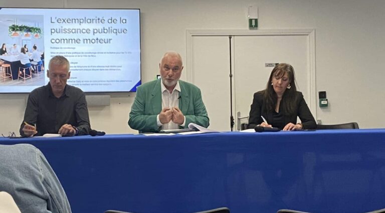 Le conseiller municipal Jean-Marc Governatori en conférence de presse dans une salle de l'hötel de ville de Nice.