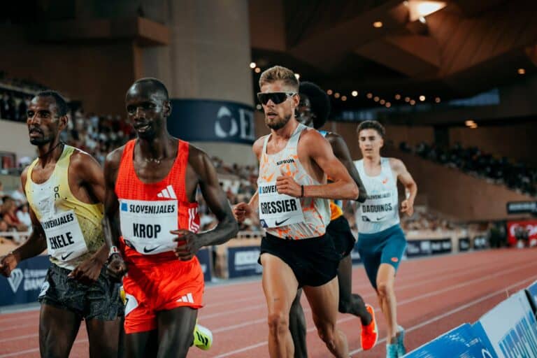 Le Français Jimmy Gressier avec ses lunettes de soleil à la lutte avec d'autres concurant sur la piste de Monaco.