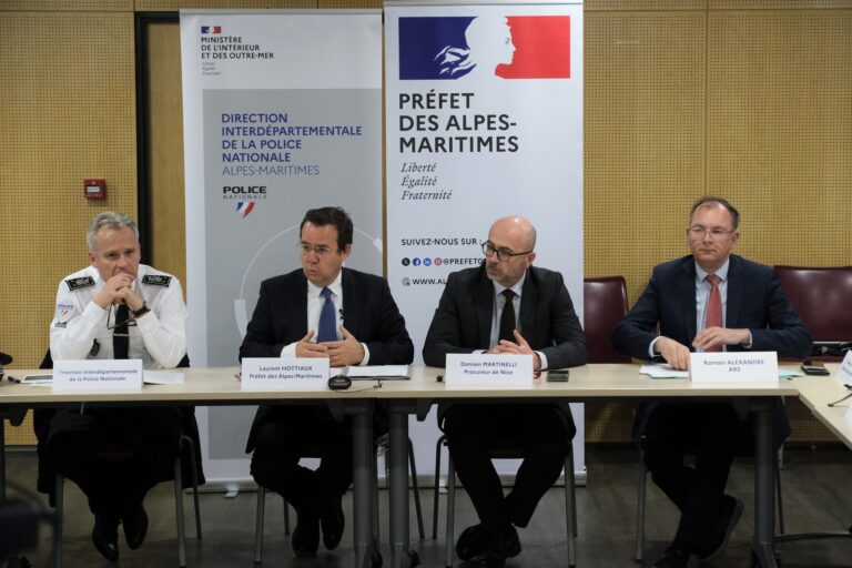 Le Préfet des Alpes-Maritimes Laurent Hottiaux avec le Procureur de Nice Damien Martinelli, un responsable de l'ARS (Agence Régionale de Santé (Romain Alexandre) et la direction interdépartementale de la Police Nationale. Ils sont tous assis derrière une table.