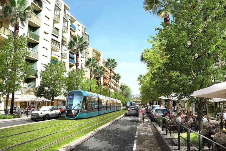 Une illustration de la Ligne 4 du tramway qui devait relier Cagnes-sur-Mer et Nice. Le Tramway était bleu claire et passait au milieu de deux voies de circulation.