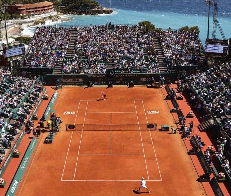 Le court du Rolex Masters de Monte-Carlo au bord de la mer sur un court en terre battue orange.