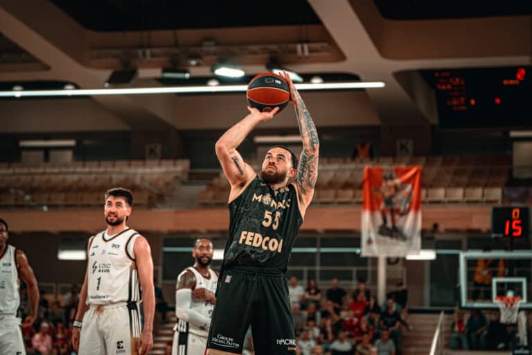 Le joueur de la Roca Team Mike James au lancé franc en maillot noir.