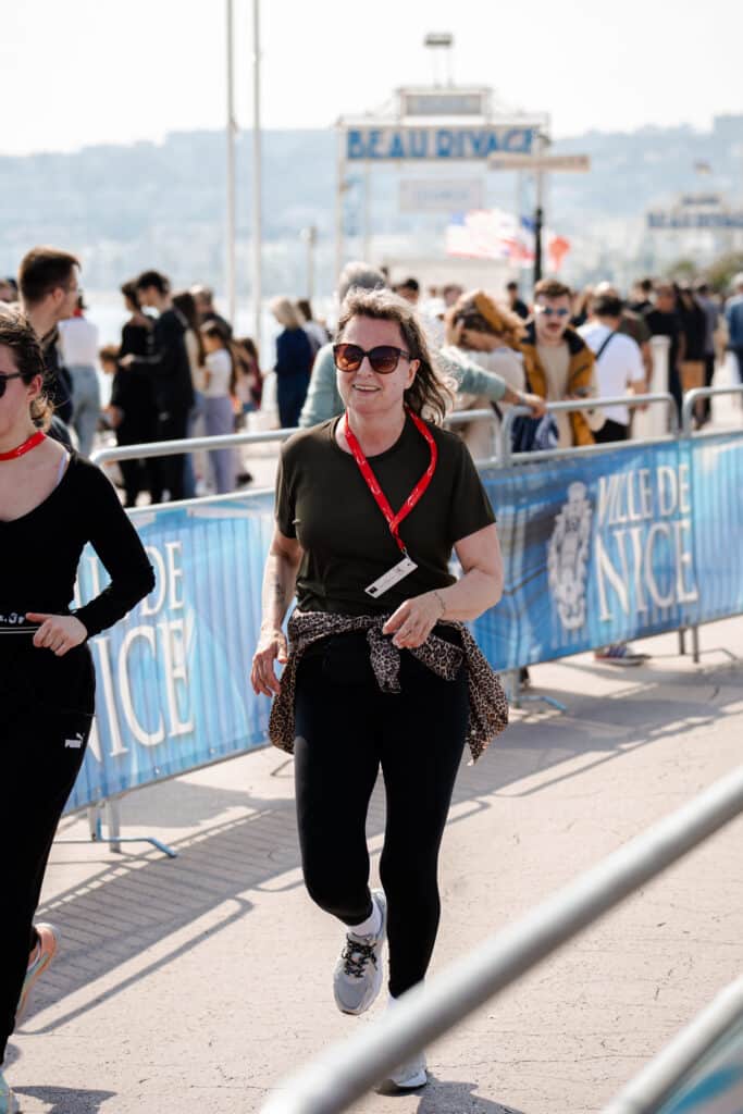 Deux femmes habillées en noir marchent lors de la No Finish Line 2026 de Nice.