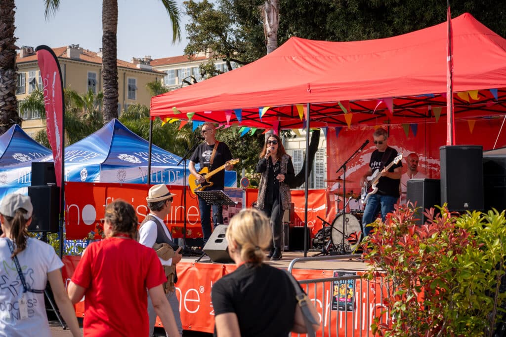Un stand avec une scène et des musiciens avec une guitare, une batterie et des micros mettent l'ambiance lors de la No Finish Line 2026.
