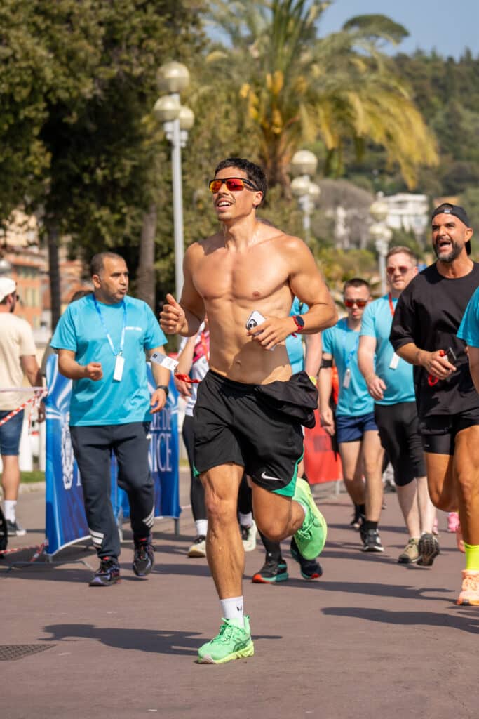 Un homme très musclé torse nu court lors de la No Finish Line 2026 de Nice.