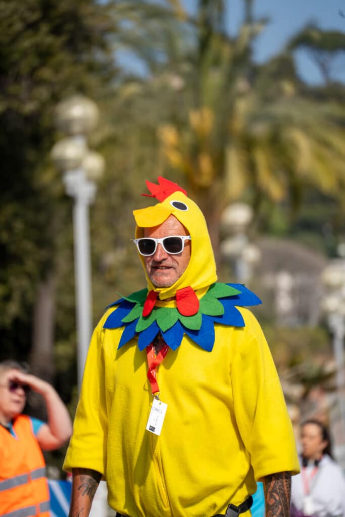 Un participant de la No Finish Line 2026 déguisé en poussin.
