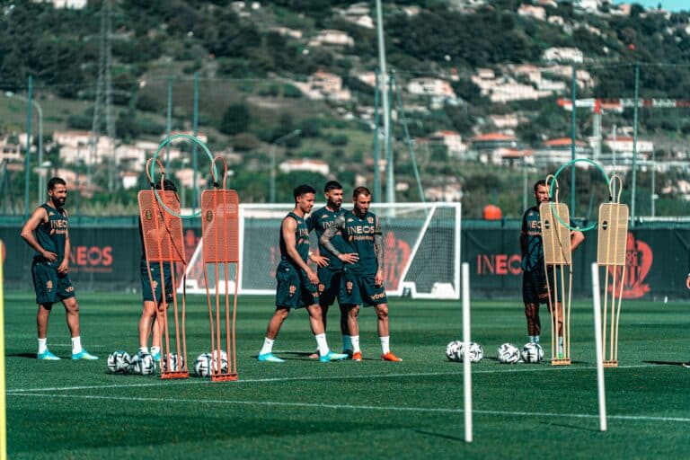 Les joueurs de l'OGC nice à l'entrainement en tenue bleu foncée.