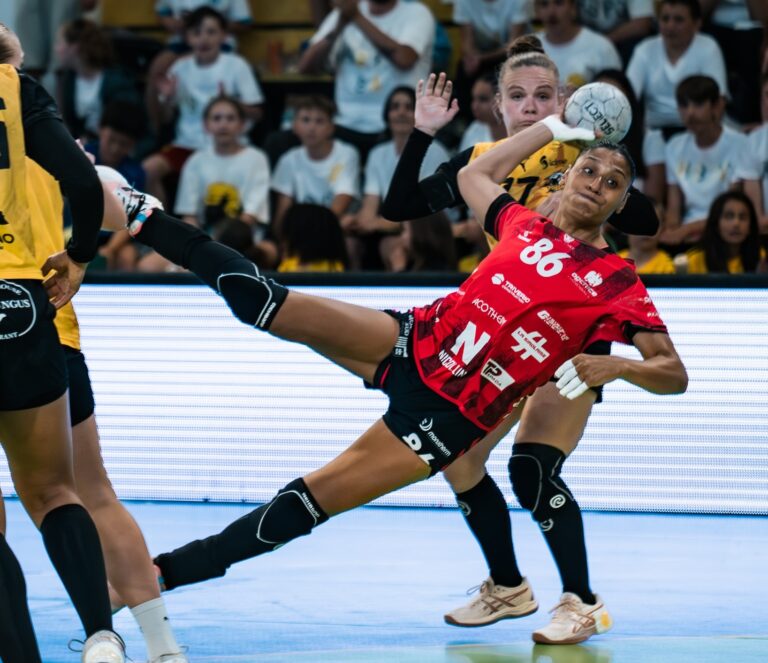 La joueuse de l'OGC Nice handball Ehsan Abdelmalek en suspension à l'horizontal pour tirer, ballon en main.