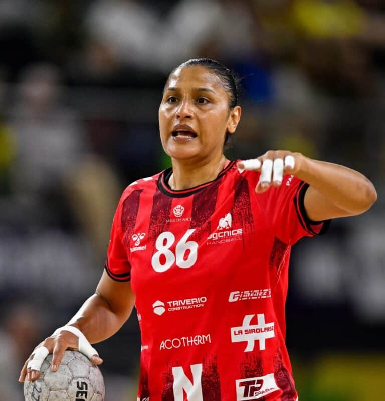 La joueuse de l'OGC Nice handball Ehsan Abdelmalek ballon en main donne des consignes à ses partenaires.