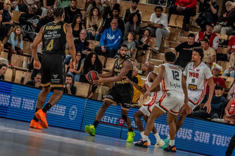 Les joueurs de la Roca Team Alpha Diallo et Jaron Blossomgame sur le parquet de Gaston Medecin à Monaco.