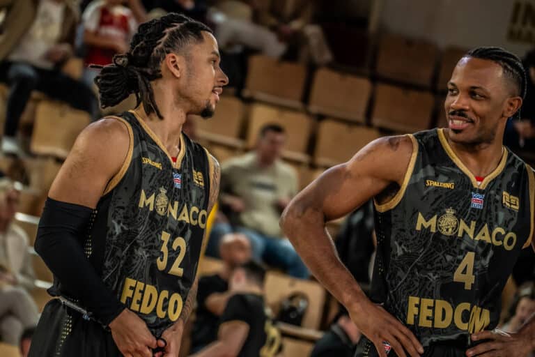 Les joueurs de la Roca Team Matthew Strazel et Jaron Blossomgame parlent sur le parquet.