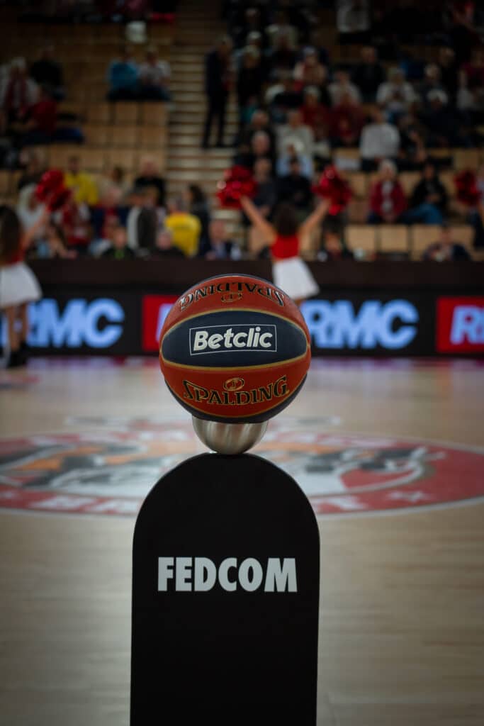 Photo: nicepremium.fr Le ballon de basket de la betclic Elite sur le parquet de la Roca Team