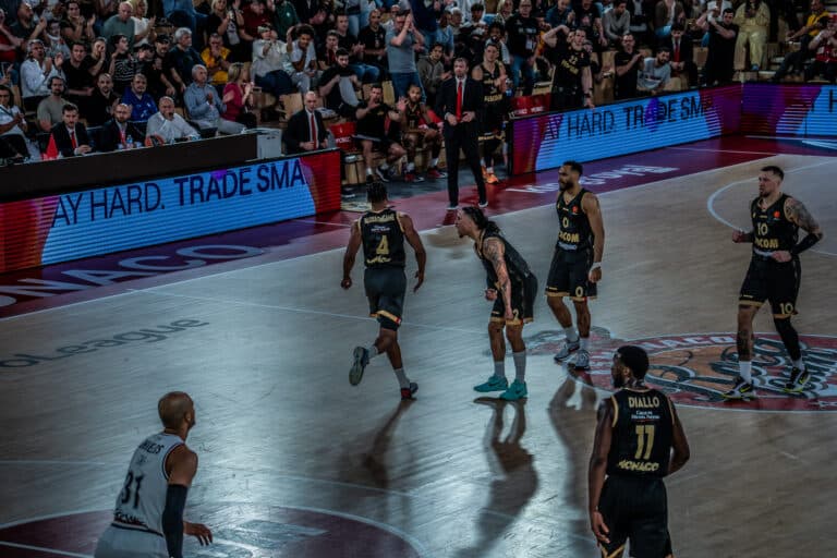 Les joueurs de l'AS Monaco basket sur le parquet.