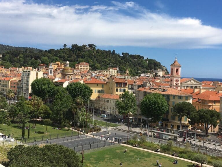 La promenade du paillon vue d'en haut avec les toits des bâtiments du vieux-Nice et la mer en toile de fond.